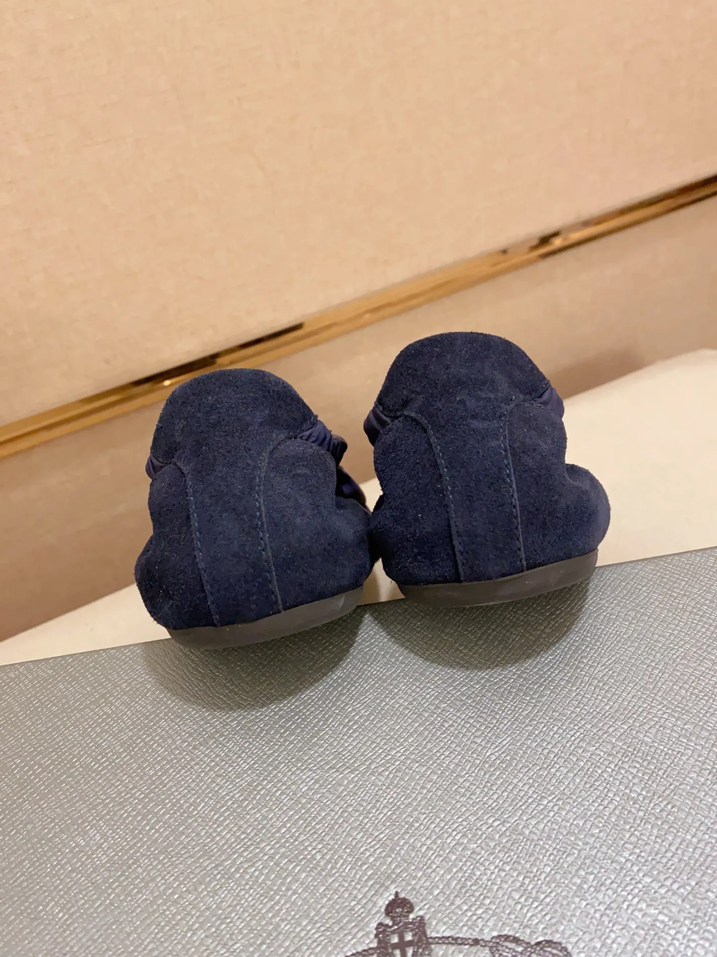 Men's shoes 💰 500💰 ✔️✔️✔️High version High-quality new PRADA counters are launched simultaneously. The new men's shoes and 😘fabrics are selected from first-layer cow suede and waterproof fabrics, and are made by pure handicrafts. Lining: Full sheepskin lining. 👍🏿 High-end ☄️ air-cushion molded anti-slip rubber outsole, exquisite lines, simple and elegant, comfortable and high-end for leisure travel. Number of yards: 38 to 44. Can be customized45